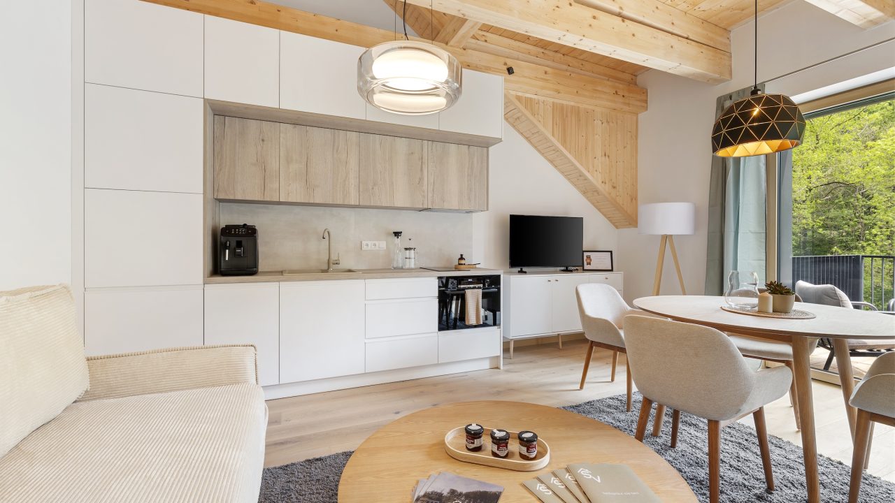 Kuchyňská linka a jídelní stůl v apartmánu 303